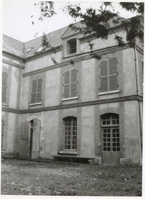 aile ouest, façade est sur cour
