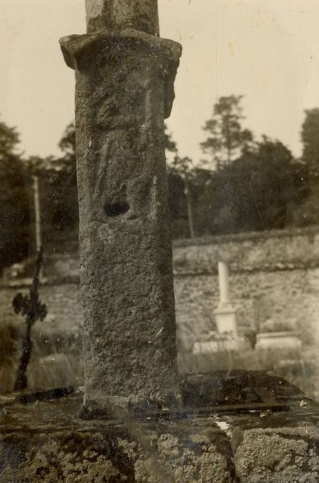 détail du socle de la croix