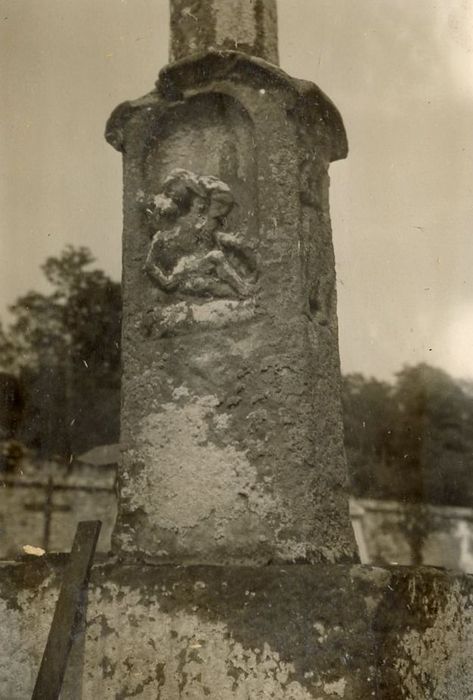détail du socle de la croix