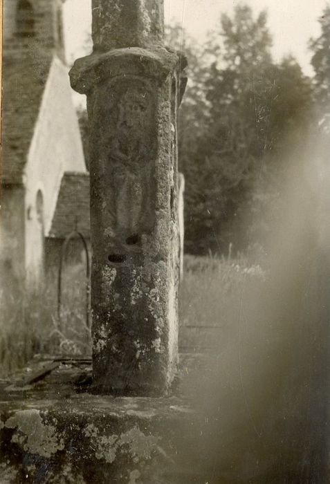 détail du socle de la croix