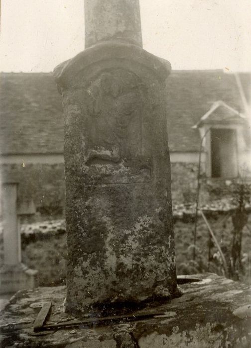 détail du socle de la croix