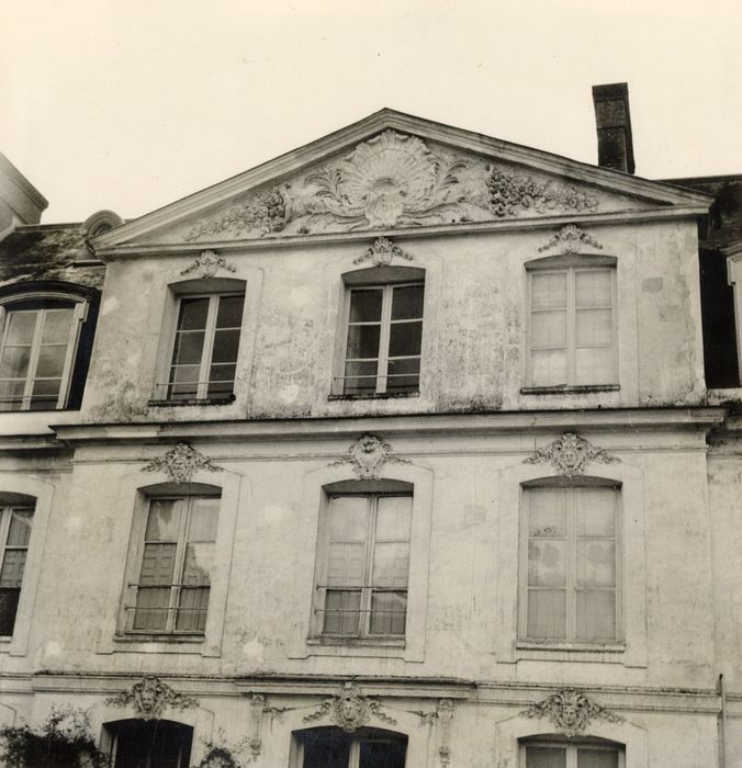 façade nord, avant-corps central, vue partielle
