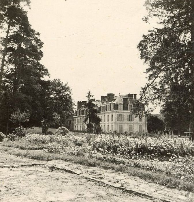 vue partielle du château dans son environnement depuis le Nord-Ouest