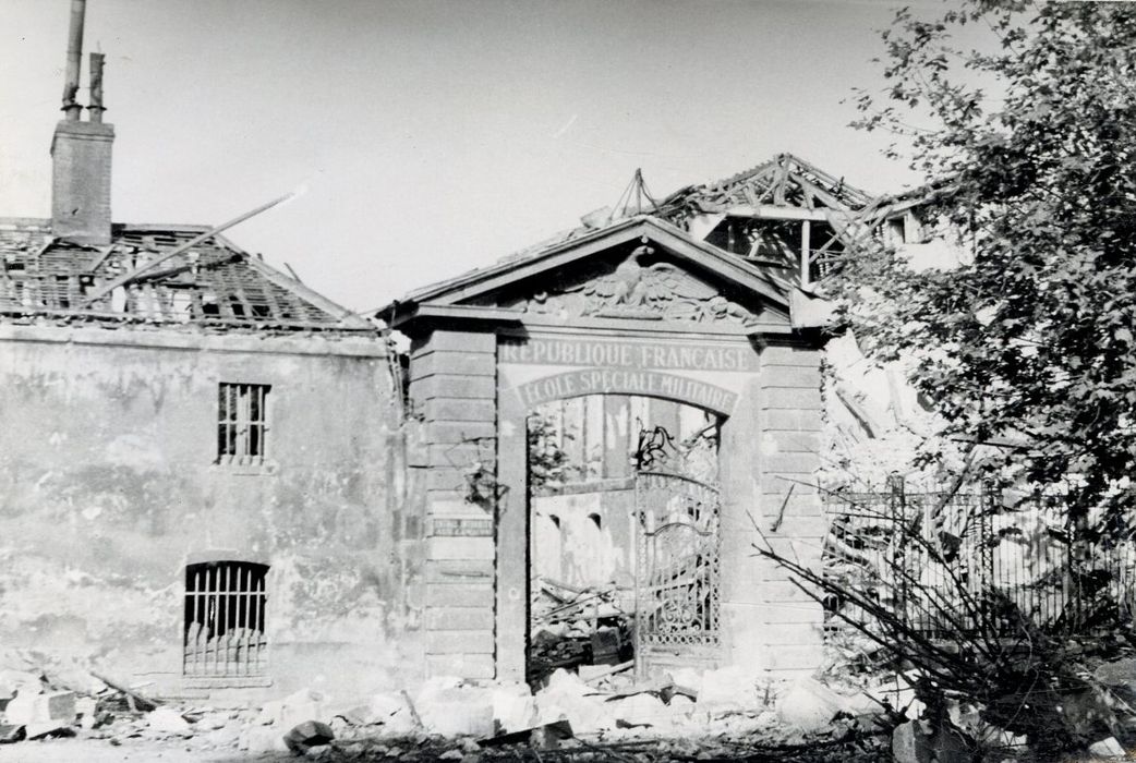 portail d’accès est à la cour d’Entrée, vue générale des vestiges