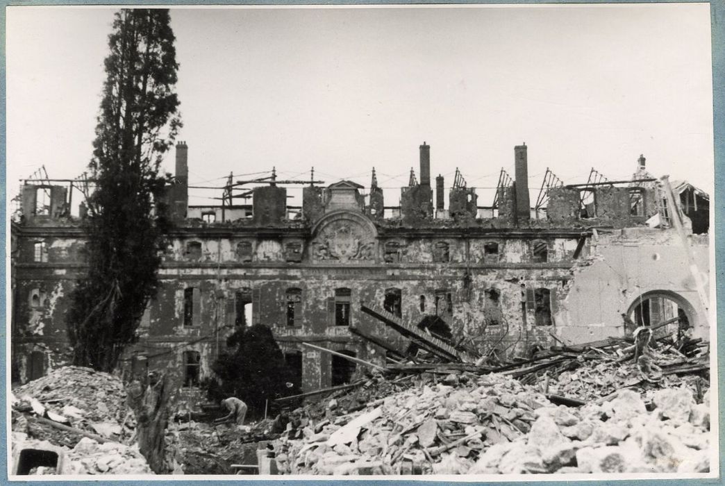 façade du bâtiment sur la cours Louis XIV (anciennement cours Verte), vue générale des vestiges
