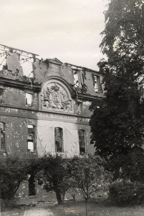 façade du bâtiment sur la cours Napoléon (anciennement cours Royale), vue partielle des vestiges