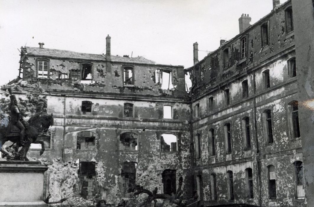 façades du bâtiment sur la cours Rivoli, vue partielle des vestiges