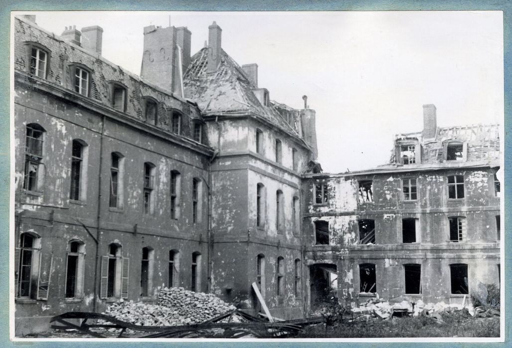 façades du bâtiment sur la cours Rivoli, vue partielle des vestiges