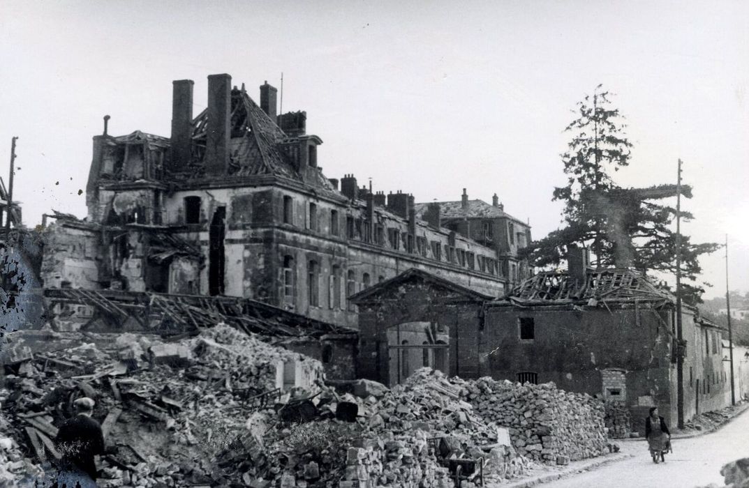 vue générale des vestiges depuis la portail d’accès ouest à la cour d’Entrée