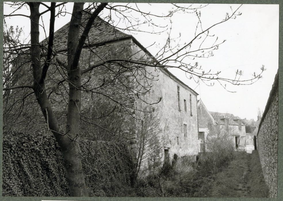 façade sud sur la rivière Remarde