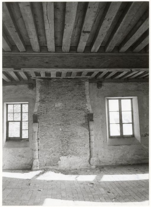 bâtiment sud, 1er étage, cheminée monumentale