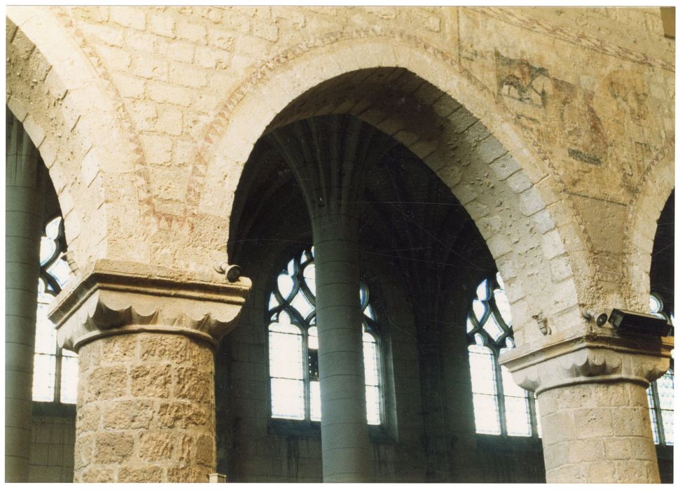 nef, détail des piles