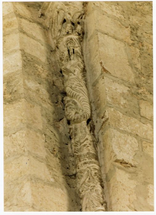 abside, détail d’une colonnette dans l’embrasure de la fenêtre haute nord