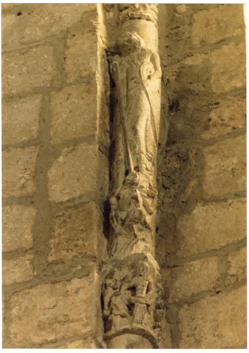 abside, détail d’une colonnette dans l’embrasure de la fenêtre haute sud
