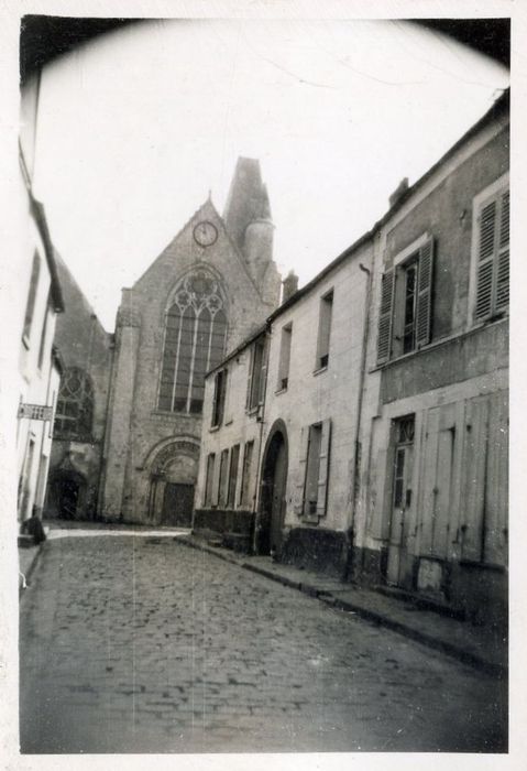 vue partielle de la l’église dans son environnement depuis l’Ouest