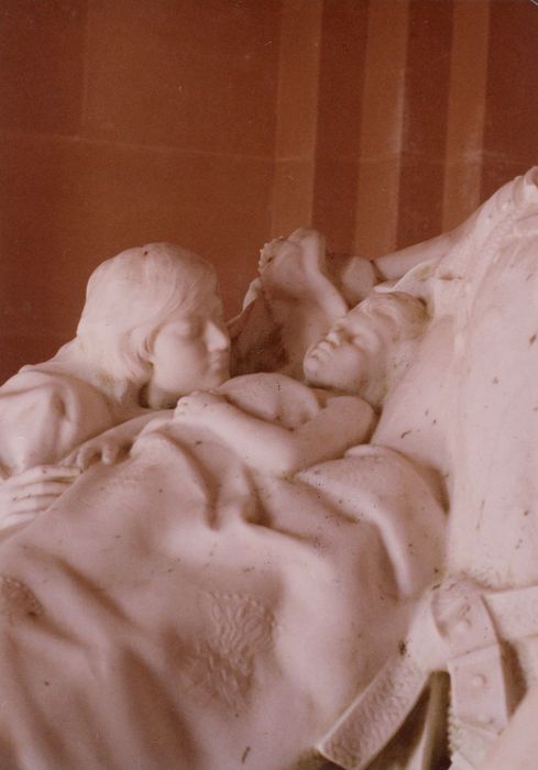 groupe sculpté de la tombe de Jean Hériot, détail