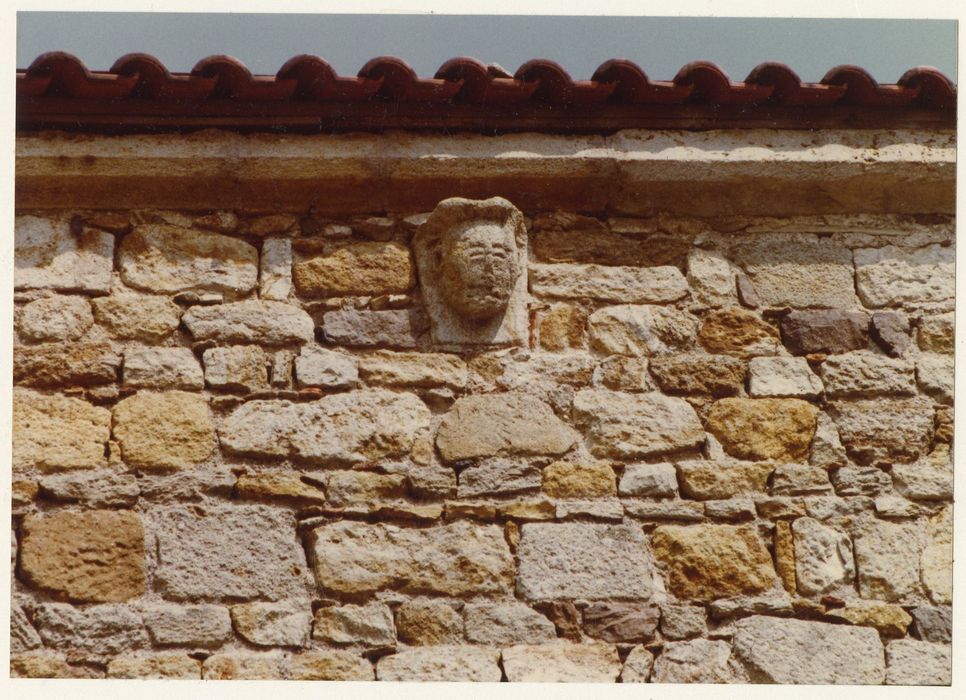 façade latérale sud, détail d’un modillon sculpté