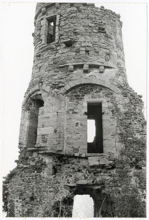 vue partielle des ruines, tour