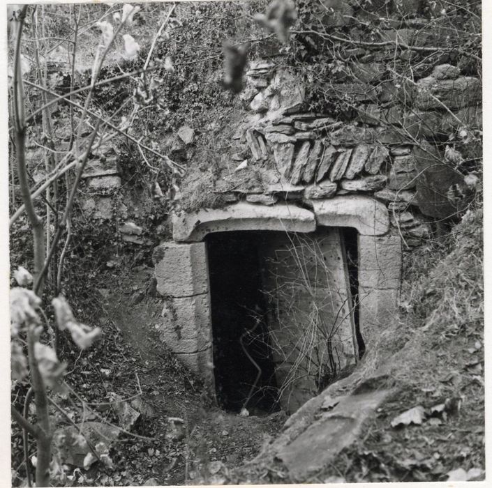 porte d’accès aux salles voûtées jouxtant la tour de guet