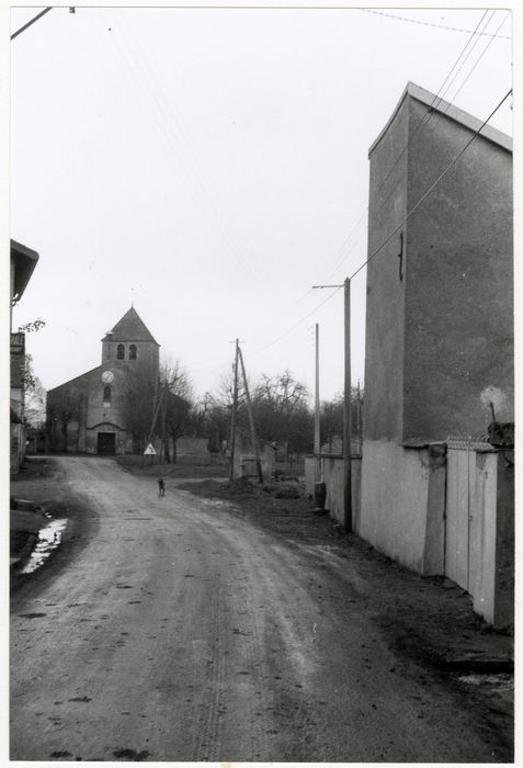 vue générale de l’église dans son environnement depuis l’Ouest