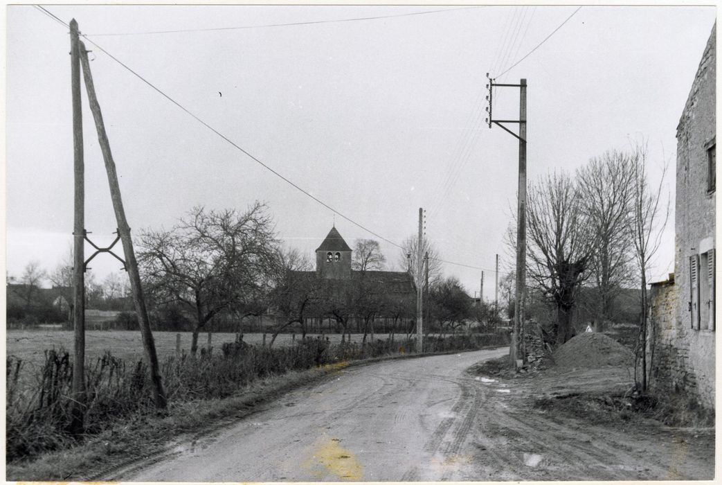 vue partielle de l’église dans son environnement depuis le Nord