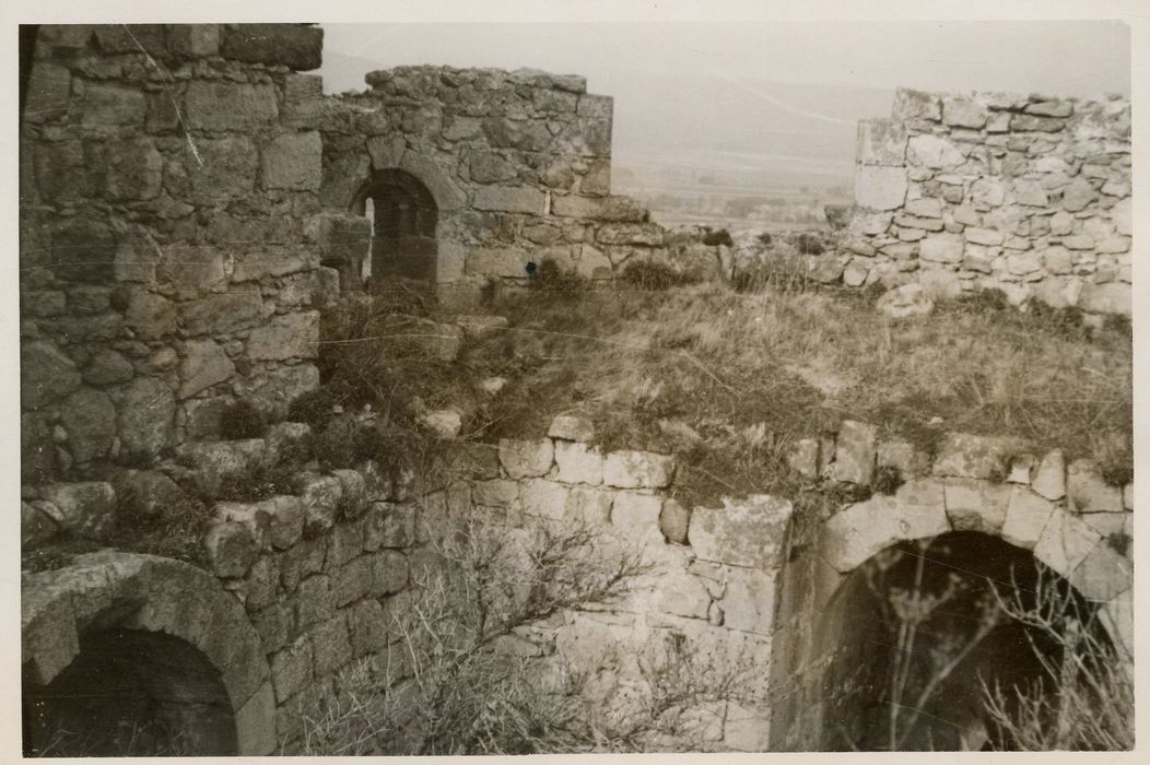 vue partielle des ruines au niveau de l’angle nord
