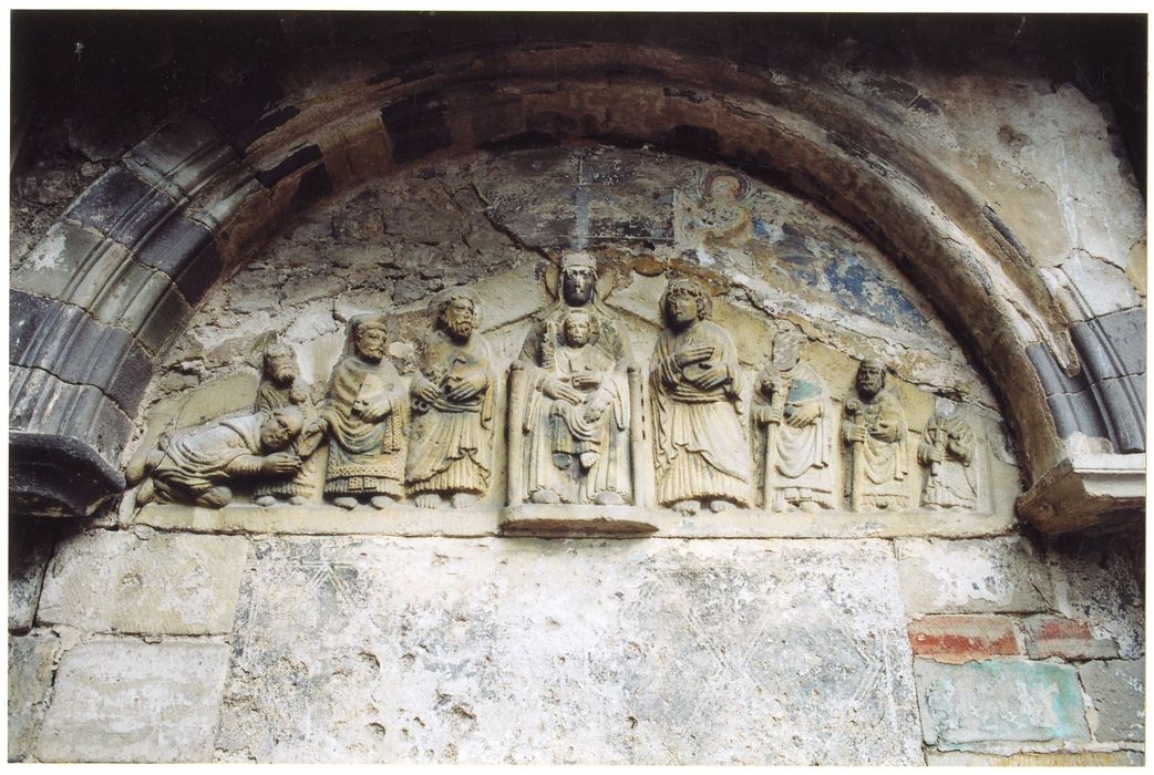 église abbatiale, ancienne porte d’accès au bras nord du transept, détail du tympan dit "de l'Hommage"