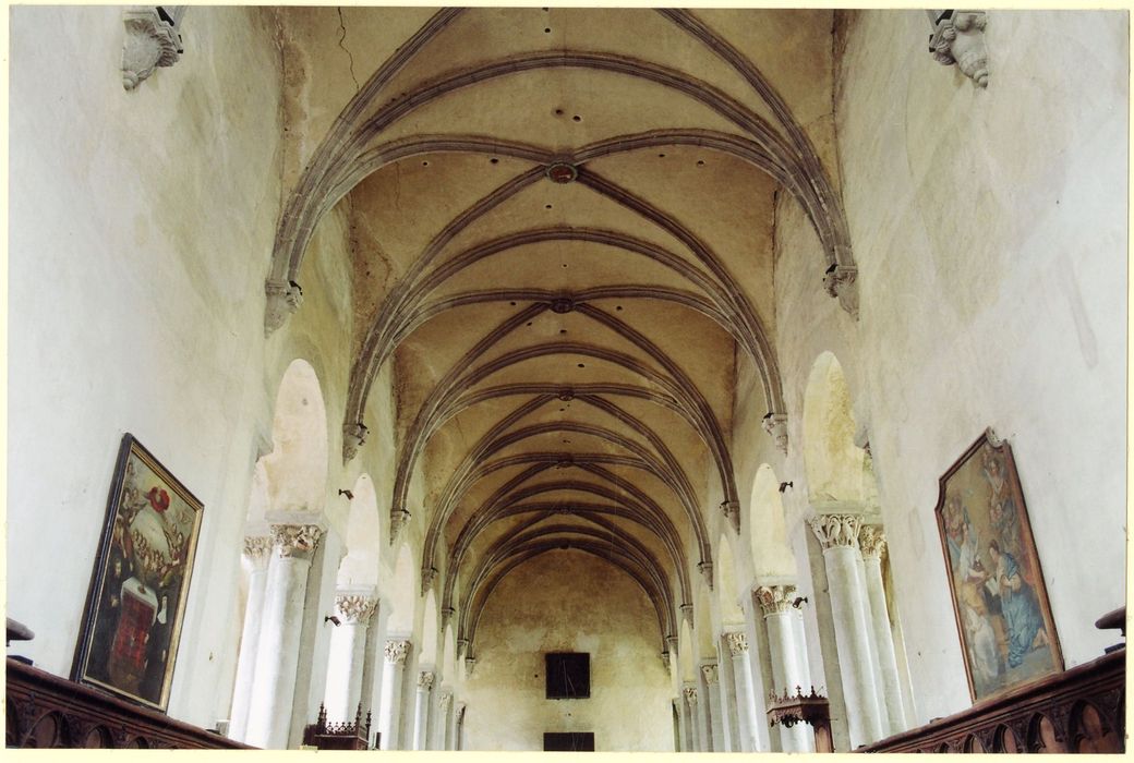 église abbatiale, voûtes de la nef (une des clefs de voûte porte la date de 1741)