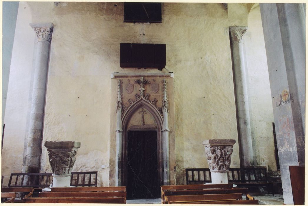 église abbatiale, porte ouvrant à l’Ouest