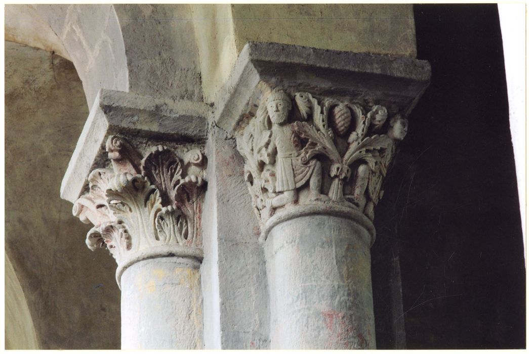 nef de l’église abbatiale, détail de deux chapiteaux sculptés