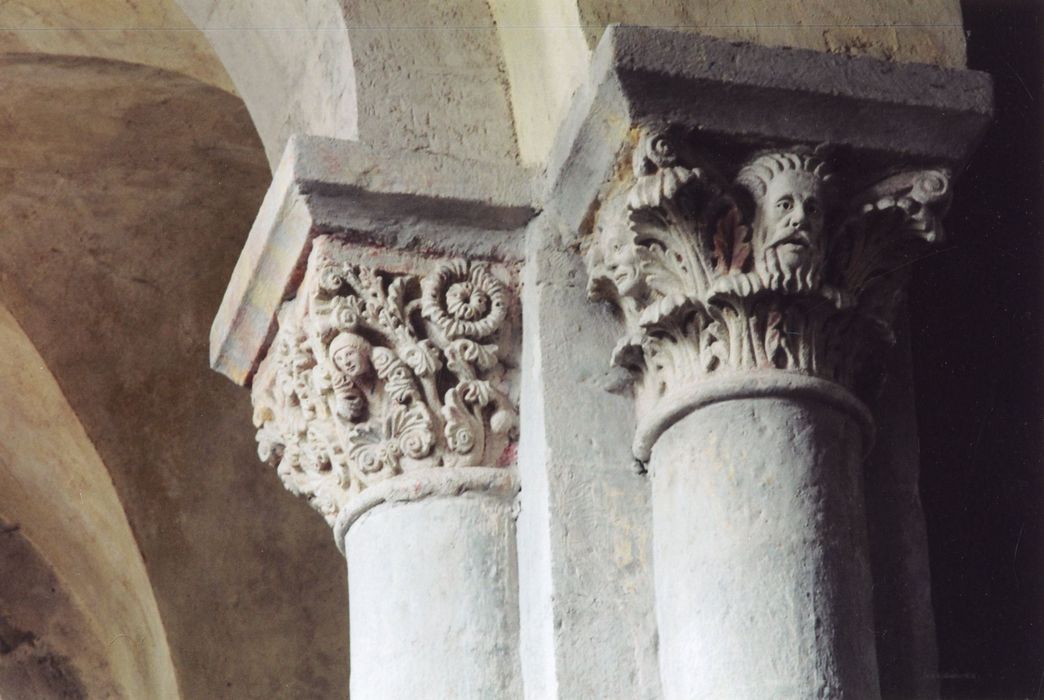 nef de l’église abbatiale, détail de deux chapiteaux sculptés