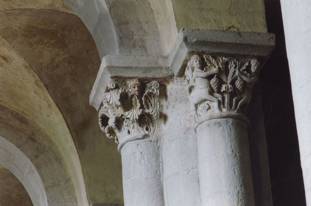 nef de l’église abbatiale, détail de deux chapiteaux sculptés