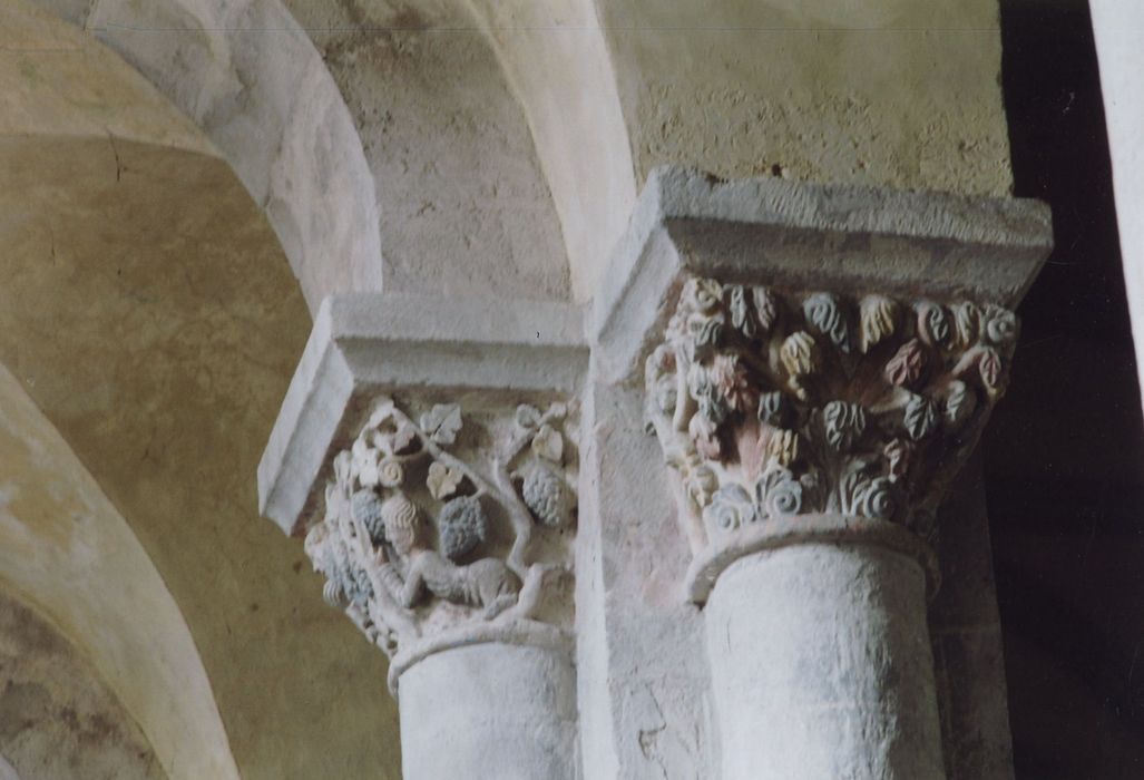 nef de l’église abbatiale, détail de deux chapiteaux sculptés