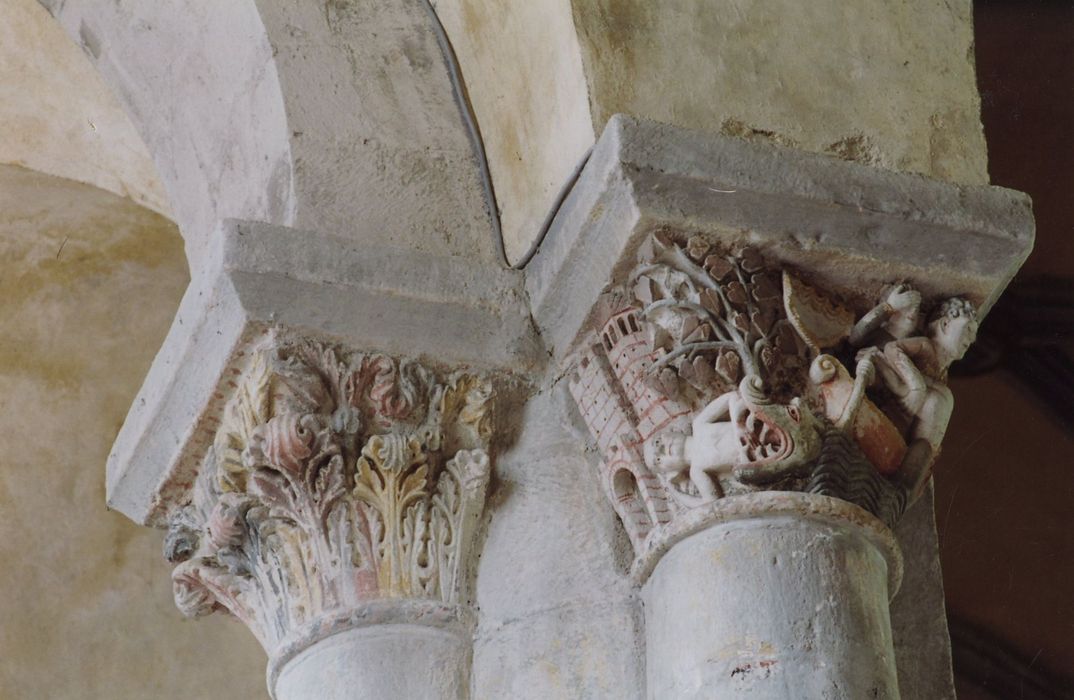 nef de l’église abbatiale, détail de deux chapiteaux sculptés