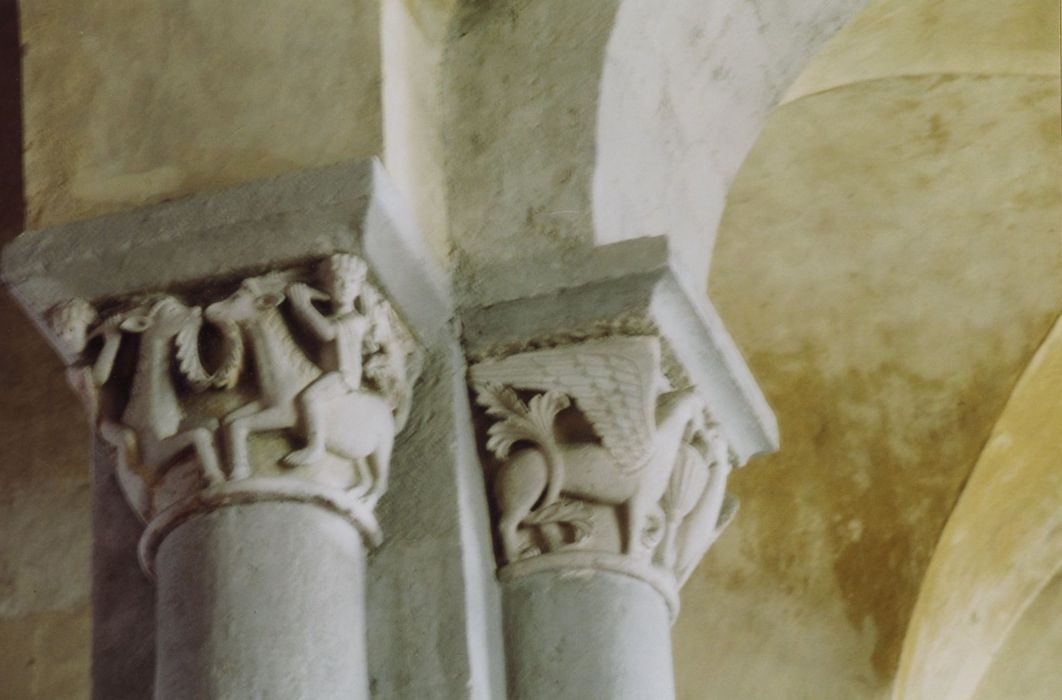 nef de l’église abbatiale, détail de deux chapiteaux sculptés