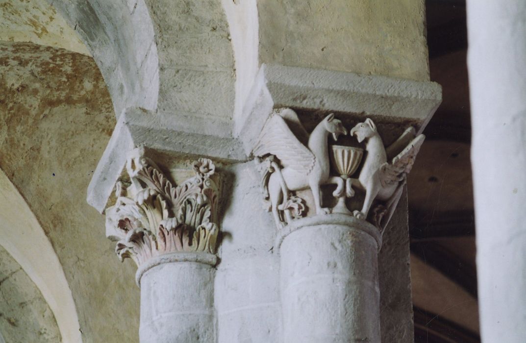 nef de l’église abbatiale, détail de deux chapiteaux sculptés