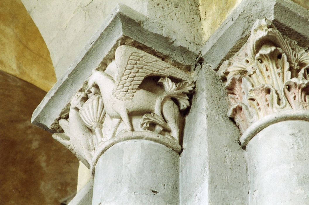 nef de l’église abbatiale, détail de deux chapiteaux sculptés