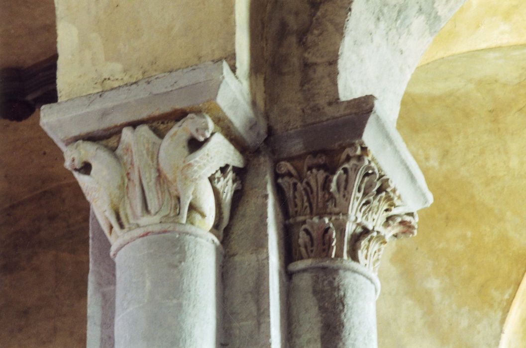nef de l’église abbatiale, détail de deux chapiteaux sculptés