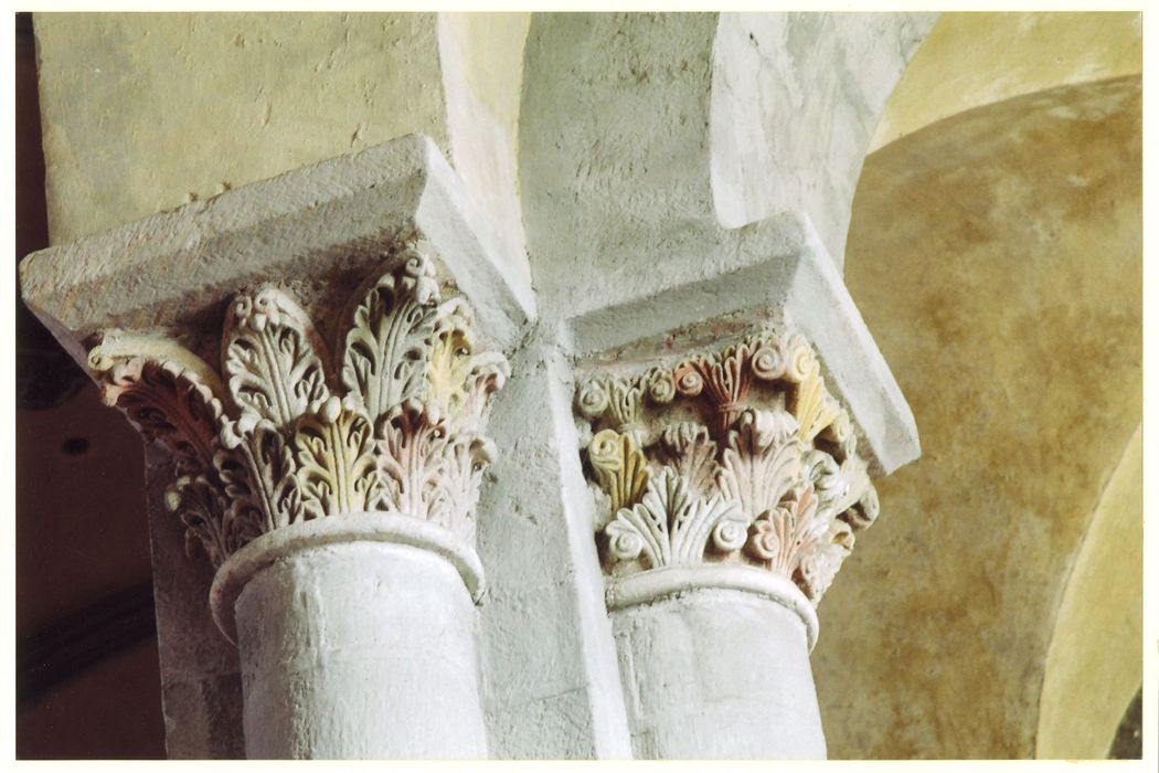 nef de l’église abbatiale, détail de deux chapiteaux sculptés