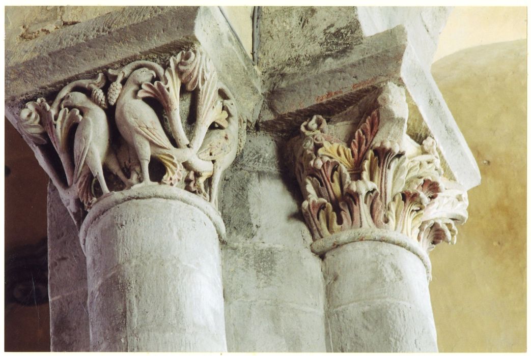 nef de l’église abbatiale, détail de deux chapiteaux sculptés
