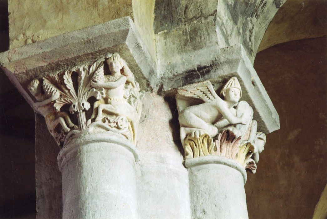 nef de l’église abbatiale, détail de deux chapiteaux sculptés