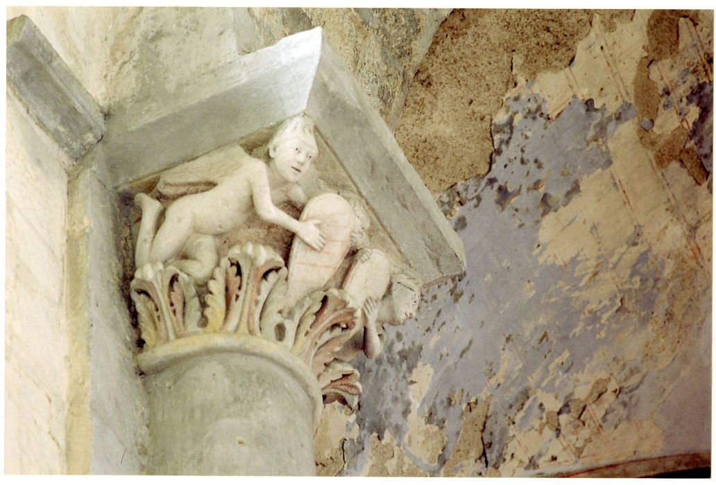 nef de l’église abbatiale, détail d’un chapiteau sculpté