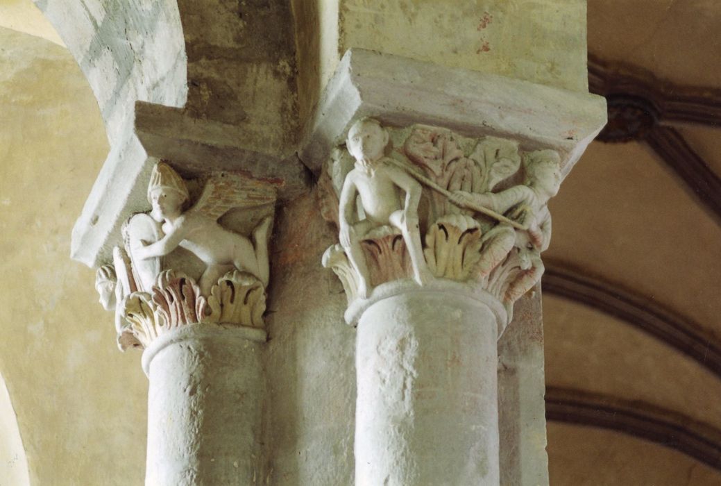 nef de l’église abbatiale, détail de deux chapiteaux sculptés