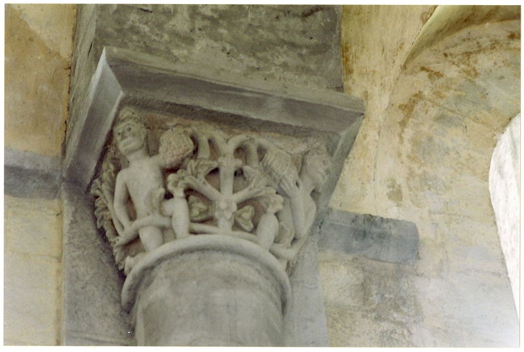 nef de l’église abbatiale, détail d’un chapiteau sculpté