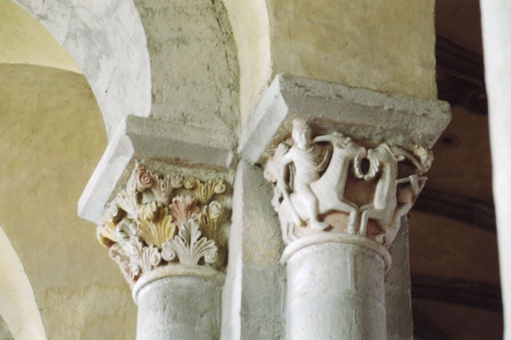 nef de l’église abbatiale, détail de deux chapiteaux sculptés