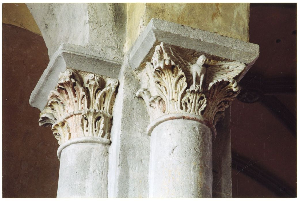 nef de l’église abbatiale, détail de deux chapiteaux sculptés