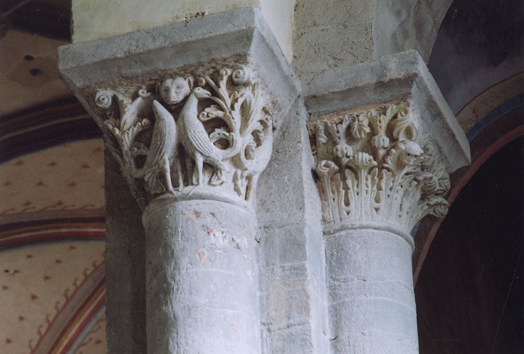 nef de l’église abbatiale, détail de deux chapiteaux sculptés