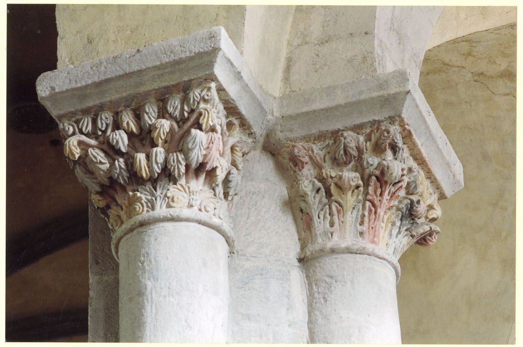 nef de l’église abbatiale, détail de deux chapiteaux sculptés