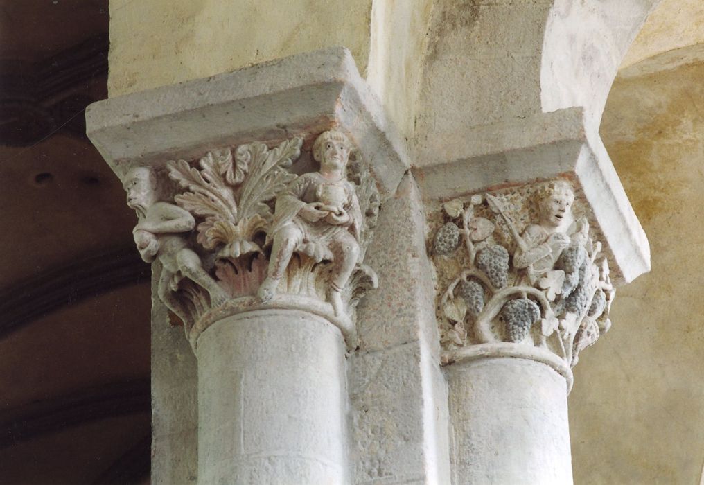 nef de l’église abbatiale, détail de deux chapiteaux sculptés