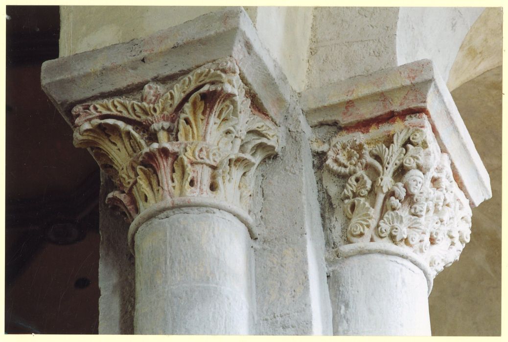 nef de l’église abbatiale, détail de deux chapiteaux sculptés